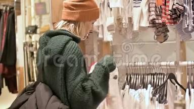 一个穿着绿色毛衣和黄色帽子的女孩穿过一家商店，选择买什么。 把事情搞得一团糟